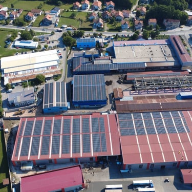 Solarni paneli na krovu industrijskog objekta solarne elektrane za pravna lica