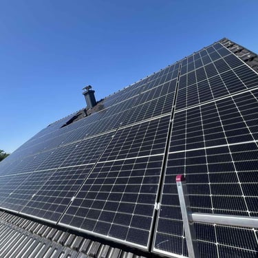 Solarni paneli na krovu vedro plavo nebo