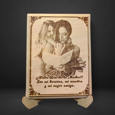 Grabado láser en madera con imagen de madre e hija y mensaje para el Día de la Madre.