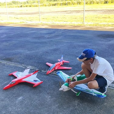 jovem ajeitando sua aeronave