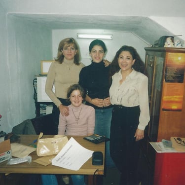 Junto a la administradora del Cine Teatro Catamarca con gran alegría recibiendo a los alumnos.