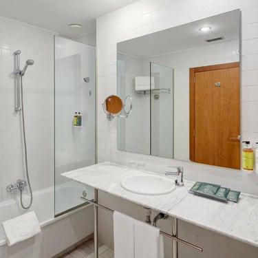 Clean and modern hotel bathroom included in padel holiday stay