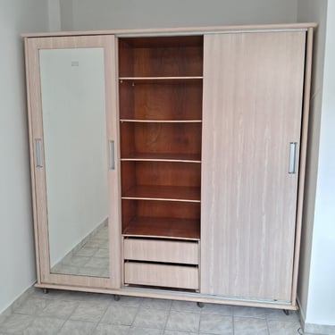 imagem de um guarda roupas montado