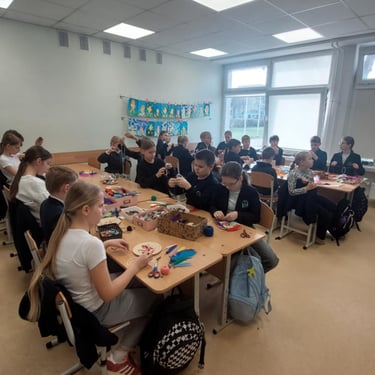 Ritmingas kūrybos šokis dirbtuvėse skatina įsitraukimą kuriant sapnų gaudykles