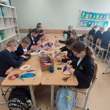 Sapnų gaudyklių kūrimas stiprina savivertę ir harmoniją per kūrybinę terapiją