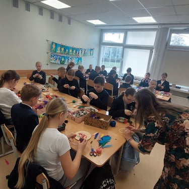 Jausmų akvarelė sapnų gaudyklių dirbtuvėse skatina savirefleksiją per spalvas