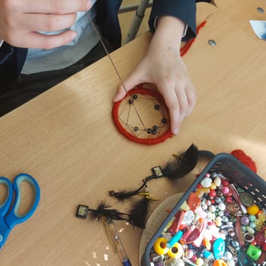 Sapnų gaudyklių edukacija tampa sielos tiltu tarp emocijų ir kūrybinės terapijos