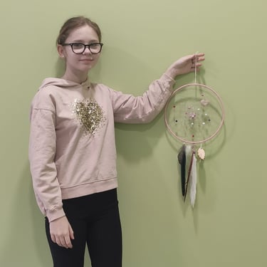 Spalvinių nuotaikų žaidimas sapnų gaudyklių edukacijoje atskleidžia emocijas per spalvas