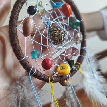 Idėjų metamorfozė: sapnų gaudyklių dirbtuvės paverčia mintis spalvingais kūriniais