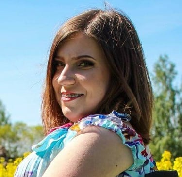 Vaikų grupė su savo rankomis sukurtomis sapnų gaudyklėmis po edukacijos
