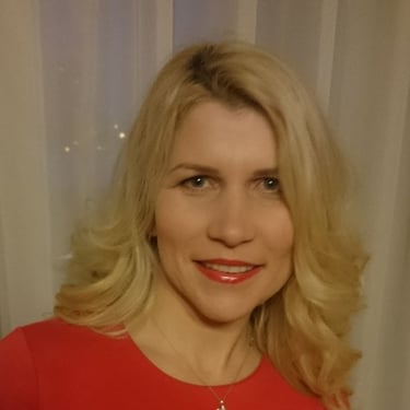 Lektorė demonstruoja sapnų gaudyklių technikas per sapnų gaudyklių edukacijas