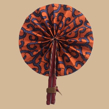 Éventail en wax orange bleu à motifs africains