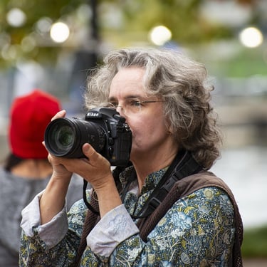 Une personne prend une photo dans la rue