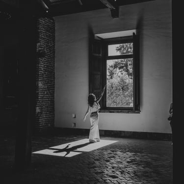 femme devant fenetre