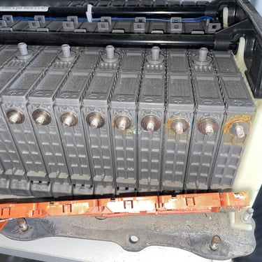 2010 prius hybrid battery electrolyte seeping from terminal removed battery pack for recycling GoGoHybridBattery.com