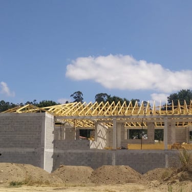 Estruturas pré-fabricadas de madeira para construção.