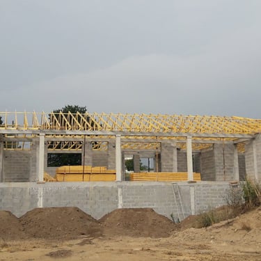 Estruturas pré-fabricadas de madeira para construção.