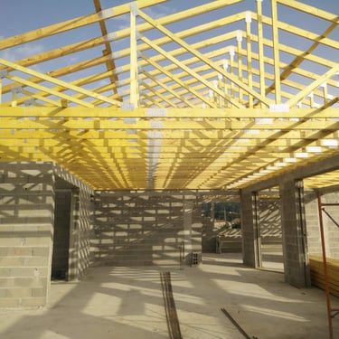 Estruturas pré-fabricadas de madeira para construção.