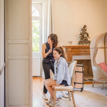 Nadine Raimbault coiffant une mariée