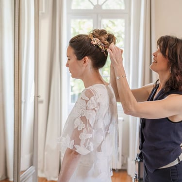 Nadine Raimbault coiffe une mariée