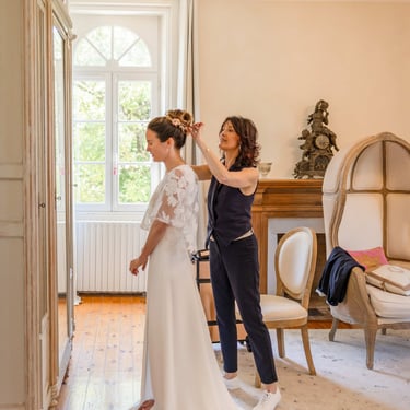 Nadine Raimbault coiffant une mariée