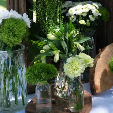 Bouquets sur une table de pour un mariage