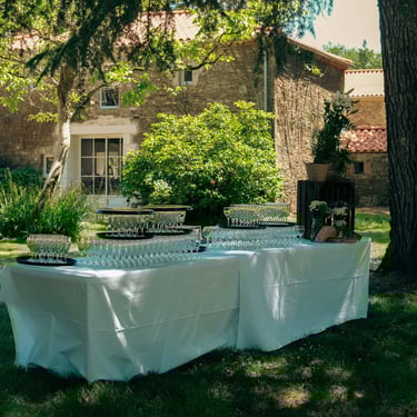 Table et verres sur une table pour un mariage
