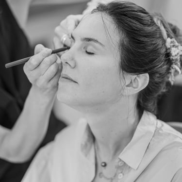 Mariée se faisant maquillée