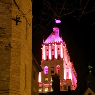 Édifice Price en rose.
