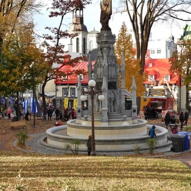 Place d'armes en automne.