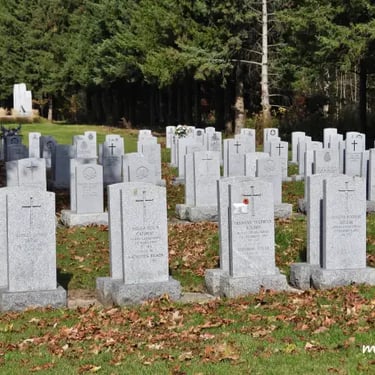 À l'extrémité nord-ouest du Cimetière Saint-Charles, le section militaire est marquée par un mât sur lequel flotte le drapeau