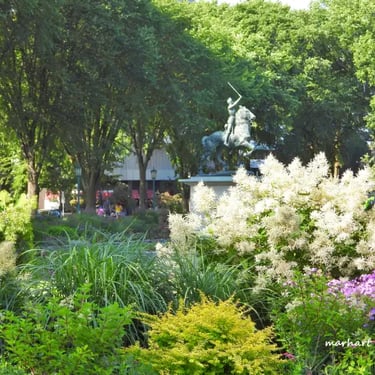 Monument de Jeanne d'Arc, parc, fleurs.