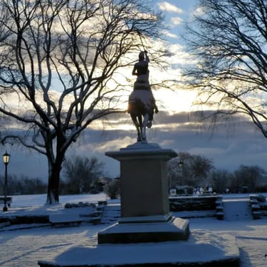Monument de Jeanne d'Arc, de dos, hiver.