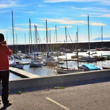 marhart, rouge devant marina