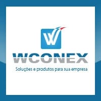"Técnico de informática segurando um notebook aberto para manutenção"