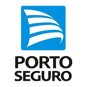"Computador gamer sendo limpo internamente com pincel antiestático"