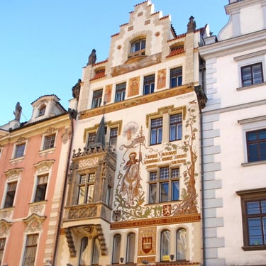 Gebäude Fassade auf dem Altstädter Ring in Prag mit Gemälde vom heiligem Wenzel auf dem Pferd