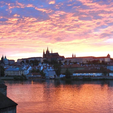 Strahlender, oranger Sonnenuntergang über der Prager Burg