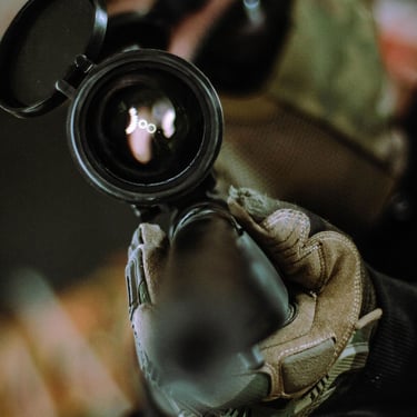 Documentaire photo, précision et professionalisme dans cette photo du photographe vidéaste Thomas Bordas à Pau.