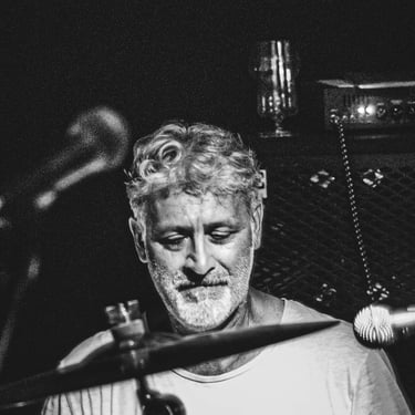 Émotion brute d’un artiste en pleine performance, immortalisée en noir et blanc par Thomas Bordas, vidéaste à Pau.