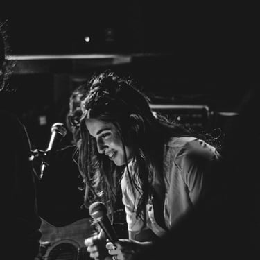 Instant d’émotion d’un chanteur sur scène, saisi en noir et blanc par Thomas Bordas.