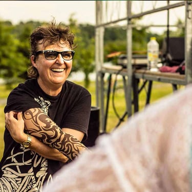 Chanteuse captivante lors d’un festival à Pau, mise en avant par Thomas Bordas, photographe et vidéaste d’événements.