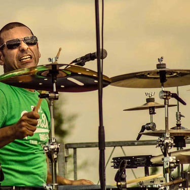 Groupe de rock en pleine performance sous le soleil à Pau, saisi en photo et en vidéo par Thomas Bordas.