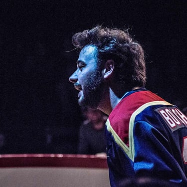 Gros plan sur un artiste en pleine expression pendant un spectacle d'improvisation, photographié par Thomas Bordas.