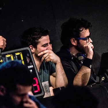 Atmosphère dynamique d'un spectacle d'impro en salle, mise en avant en photo et vidéo par Thomas Bordas.