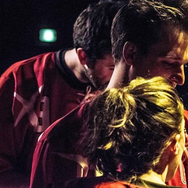 Comédiens partageant des idées en temps réel lors d’un spectacle d'impro, mis en valeur par Thomas Bordas.