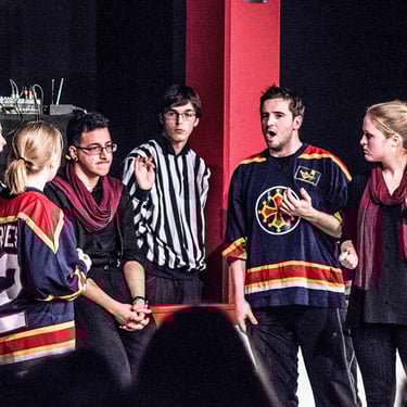 Instant de créativité collective sur scène lors d’un spectacle d’improvisation, mis en avant par Thomas Bordas.