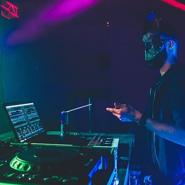 Foule en fusion devant un DJ set, entourée d’effets visuels spectaculaires, immortalisée par Thomas Bordas.
