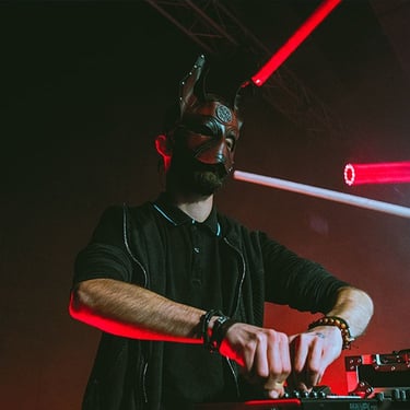 Jeux de lumière dynamiques accompagnant un mix électro en live, captés en photo et en vidéo par Thomas Bordas.