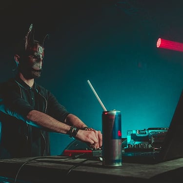 Gros plan sur une table de mixage illuminée par des néons, capté par Thomas Bordas, photographe et vidéaste à Pau.